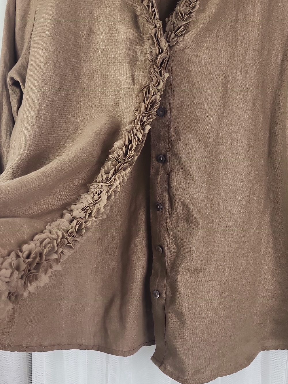 Chico's Linen Flower Embellished Ruffle-Trim Button Blouse. Size 2‎ (12-14 - L) - Picture 5 of 9